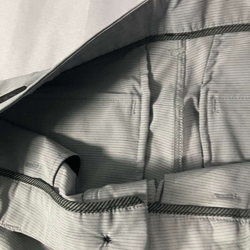 Vuori Mens Shorts Size Large Light Gray Pinstripe Performance Stretch Athleisure - Picture 5 of 10